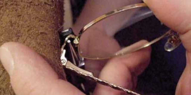 how to adjust metal frame glasses-4