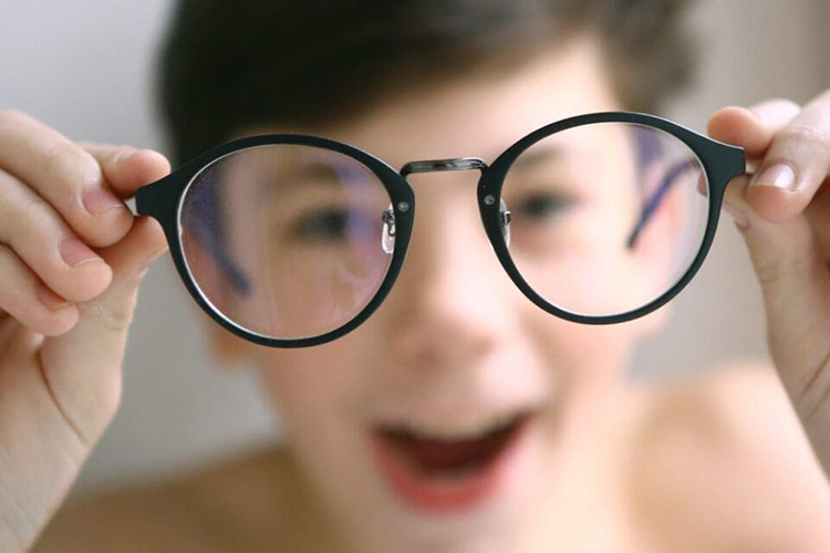 Age and Wear-the reasons why clear frame glasses turn yellow